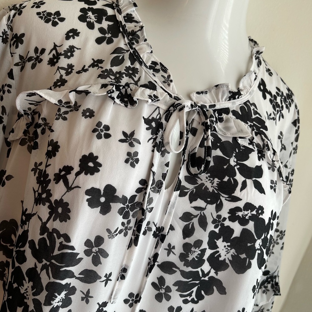 NWT-LANE BRYANT PLUS SIZE 30-32W WOMEN’S BLACK & WHITE FLORAL TOP